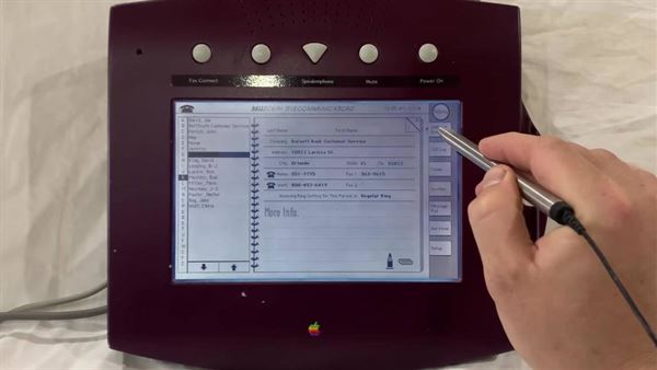 Apple’ın 1993’te tanıttığı lakin piyasaya sürmediği W.A.L.T. isimli telefon çalışırken görüntülendi