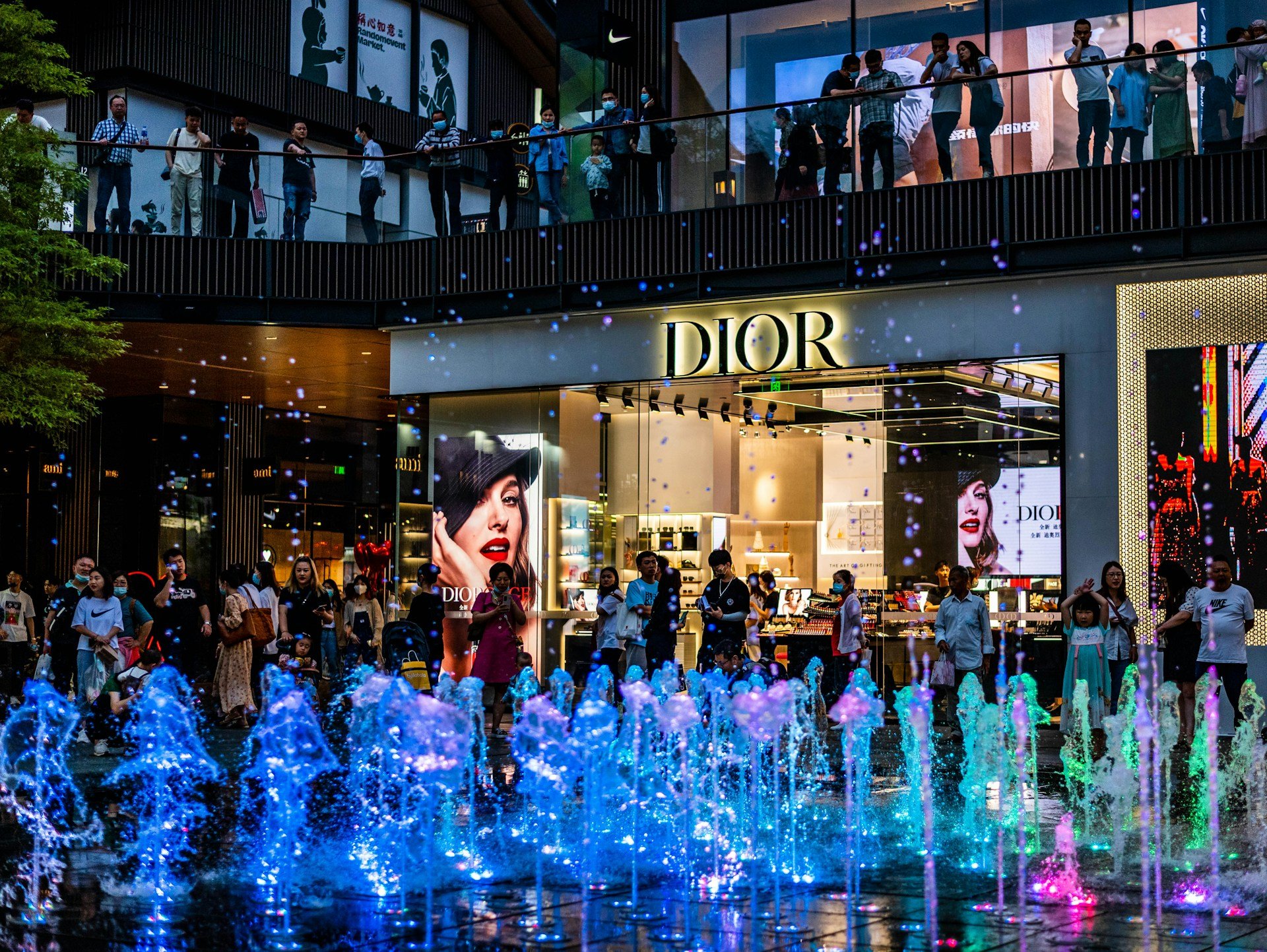 Dior, Emmy kırmızı halı sohbetine hakim oldu