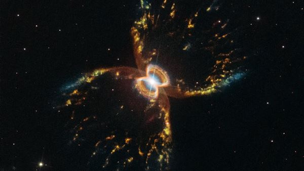 Hubble’dan büyüleyici fotoğraf: İşte ‘Kozmik Yengeç’